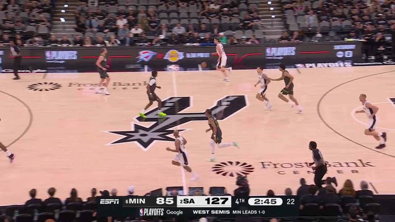 Kelly Olynyk goes ISO against Joe Ingles and scores the driving layup on him