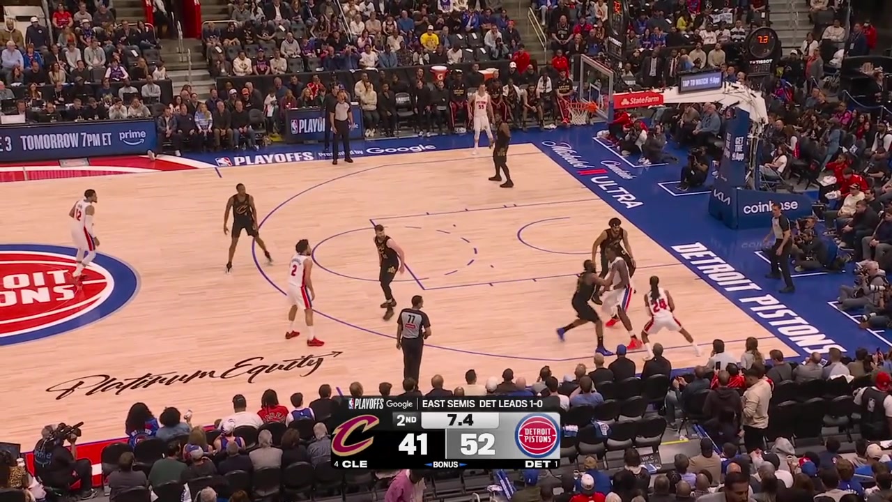 Daniss Jenkins finds Jalen Duren for the easy dunk and Donovan Mitchell with the buzzer-beater floater to end the 1st half off a beautiful ball fake with a replay