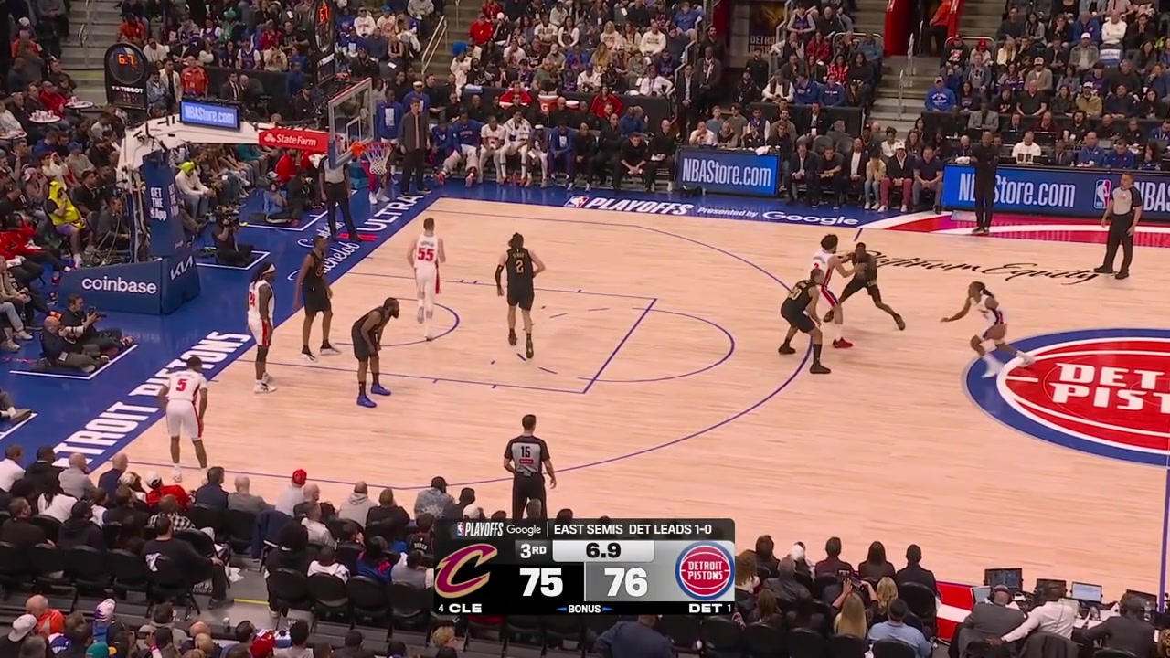 Daniss Jenkins hits the buzzer-beater 3-pointer to end the 3rd quarter with replays