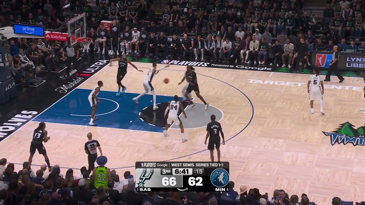 Ayo Dosunmu hits a 3-pointer Devin Vassell answers with a 3 of his ownJaden McDaniels hits the wide open 3 and De'Aaron Fox hits the corner 3 after initially missing a tough shot near the rim