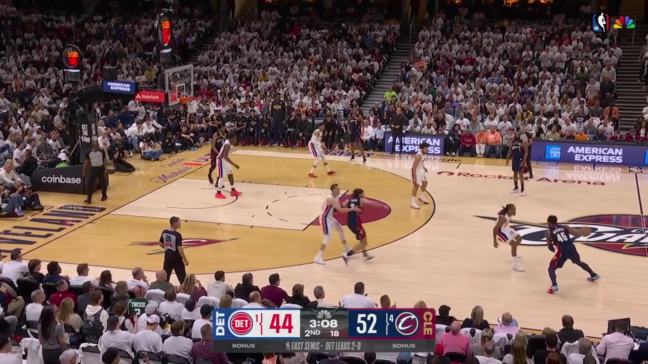 Donovan Mitchell pulls the nasty step back 3 on Duncan Robinson with a replay Max Strus forces a turnover