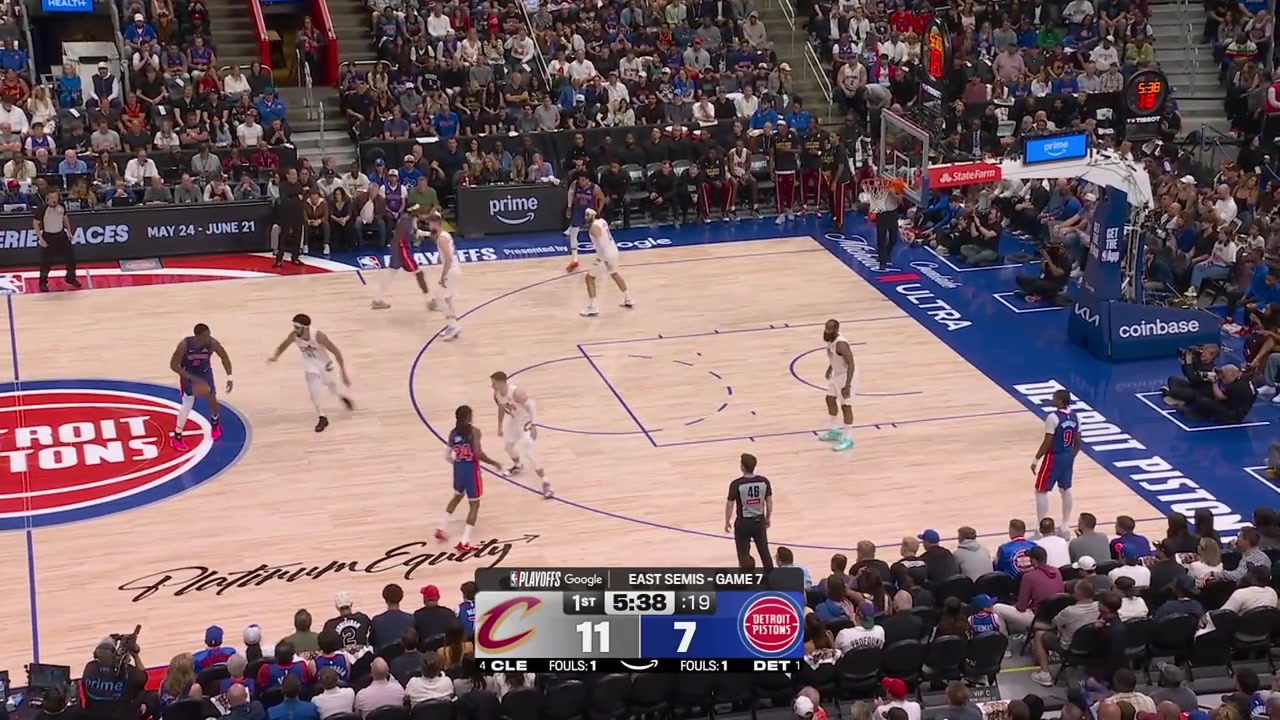 Jalen Duren drives drops Jarrett Allen and banks in the shot