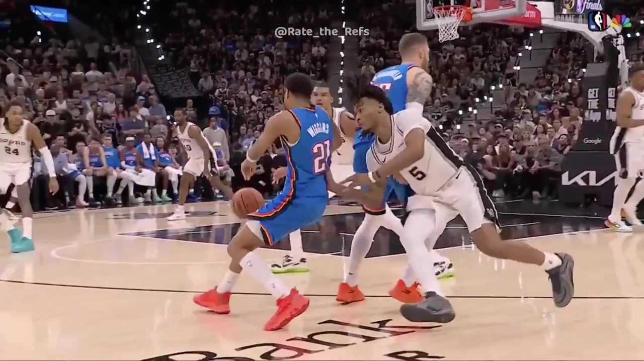 Stefon Castle forces the turnover on Aaron Wiggins