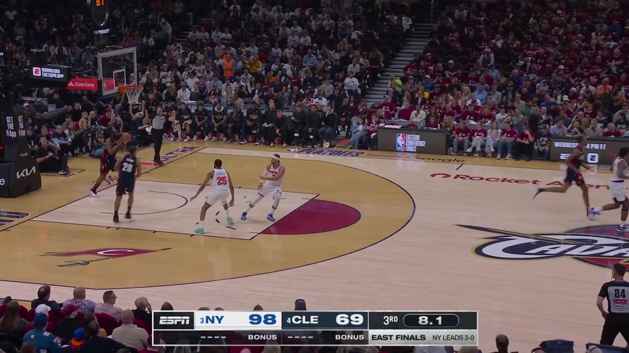 Donovan Mitchell scores the tough lefty layup on OG Anunoby to give him sad 28 points at the end of the 3rd quarter with a replay