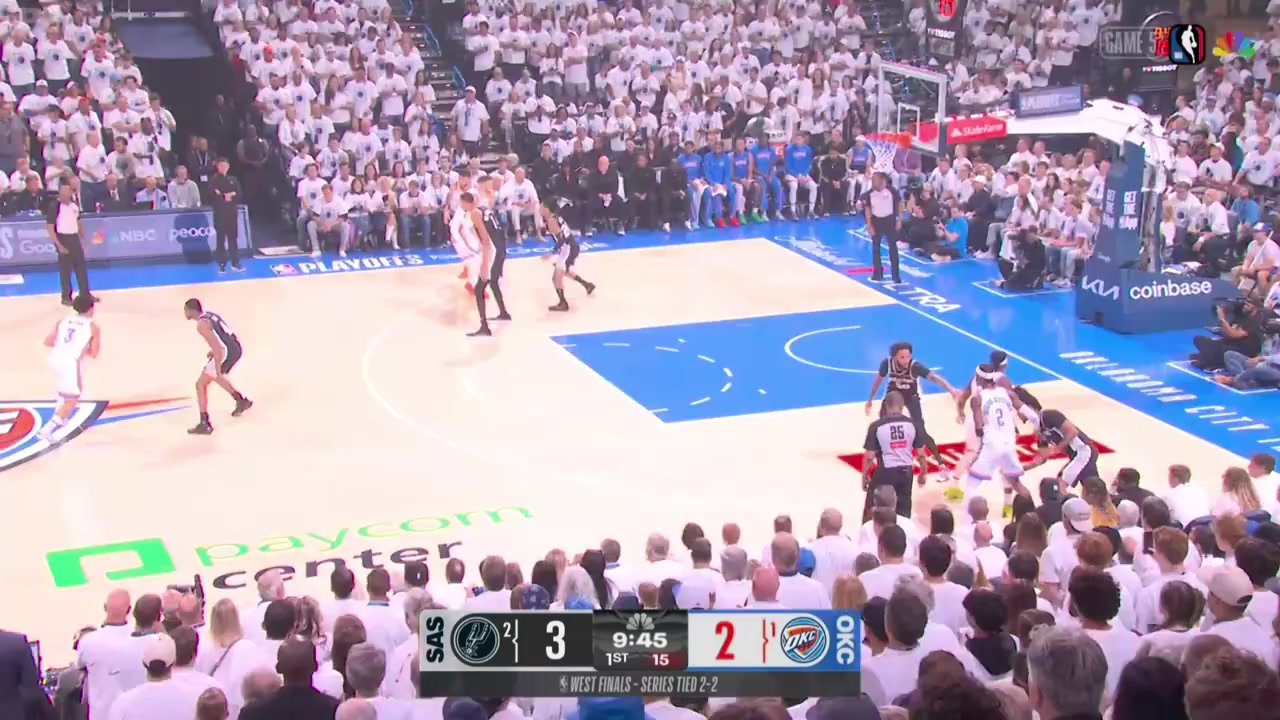 Chet Holmgren comes off the pindown and hits the turnaround jumper over Vassell