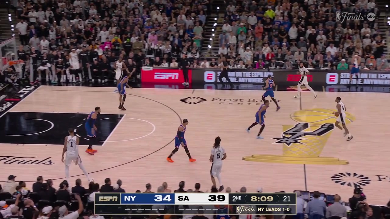 De'Aaron Fox gets entangled with Josh Hart the refs don't blow the whistle and Fox continues to score the and-1 on Miles McBride with replays
