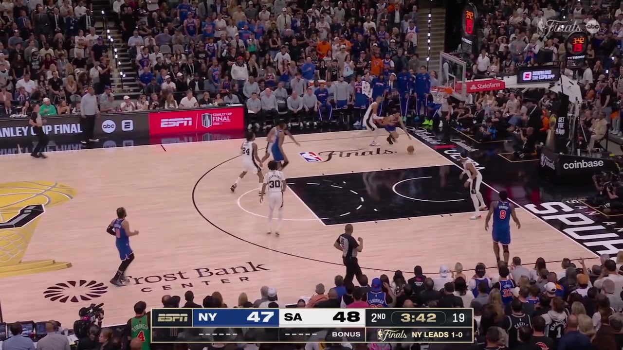 Landry Shamet goes around Victor Wembanyama and scores the layup to give the Knicks the lead