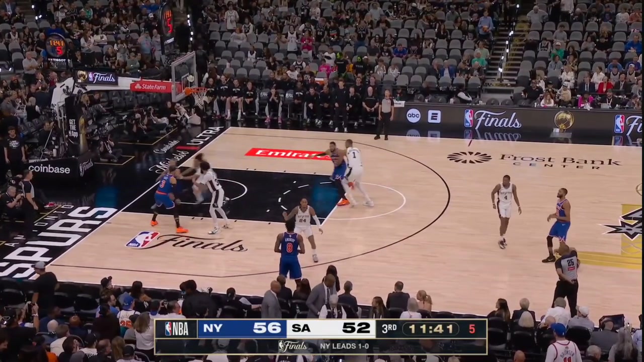 HIGHLIGHT Jalen Brunson misses a 3 KAT takes the rebound over Wemby and lays it up
