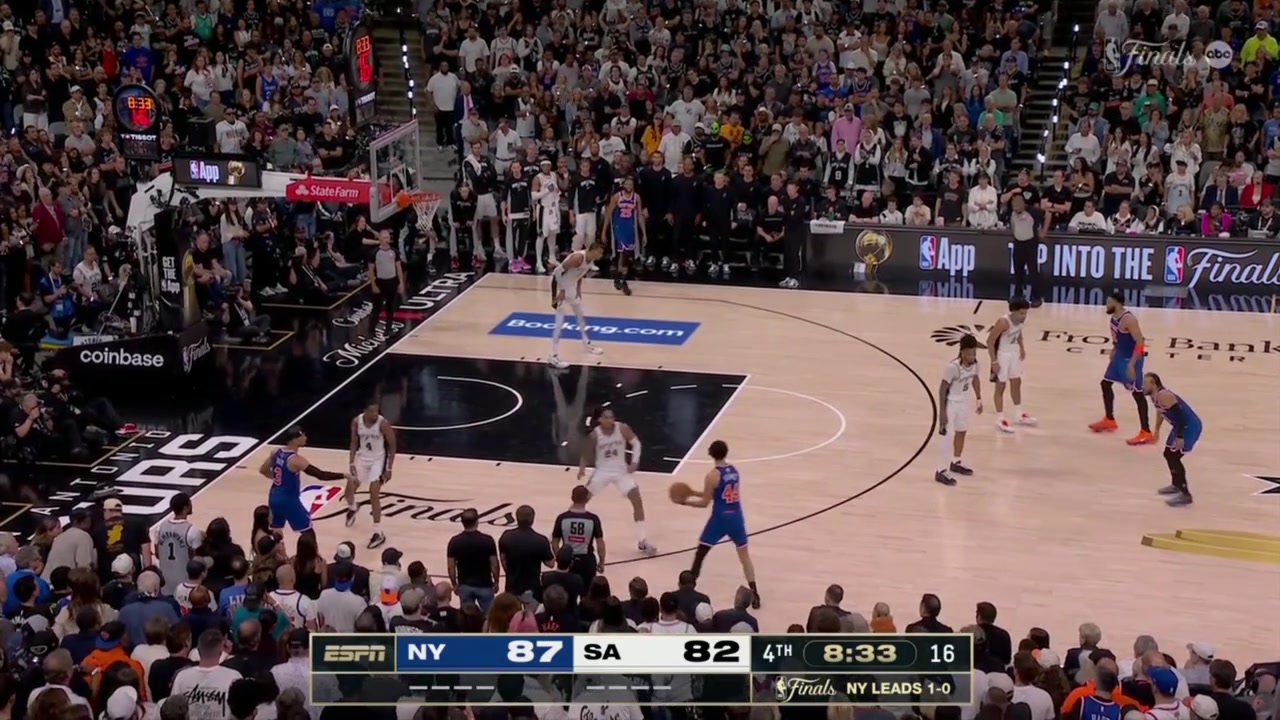 Landry Shamet drains yet another 3 for an 8-pt Knick lead