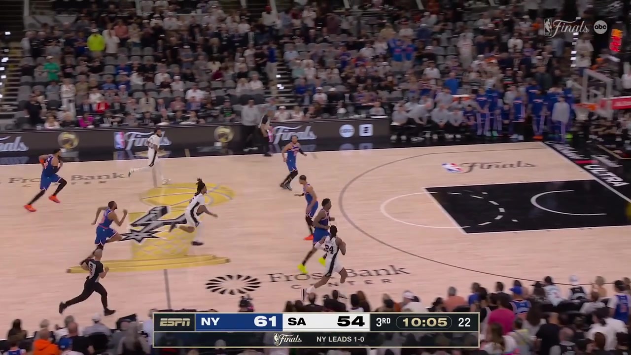 Josh Hart blocks Stephon Castle on the fastbreak with replays