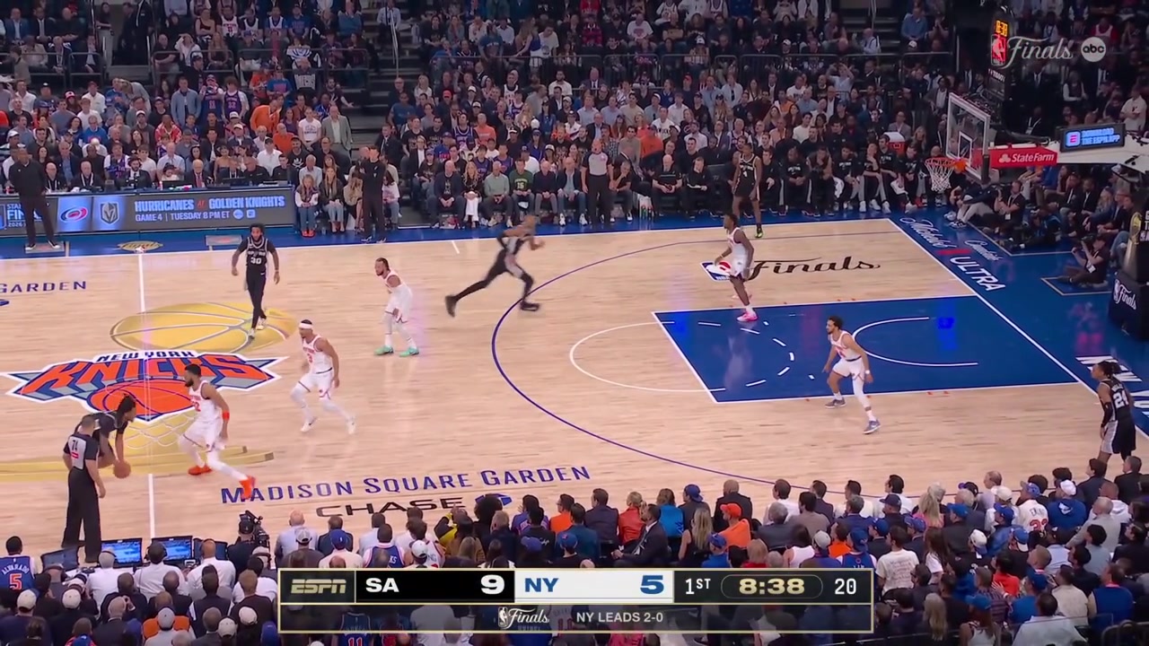 Victor Wembanyama catches the high lob lands and scores the easy 2 with a replay