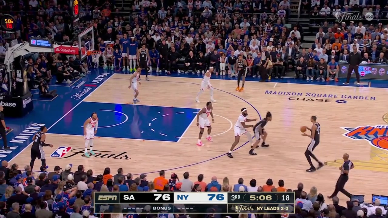 Jordan Clarkson beats the shot clock with a tough 3