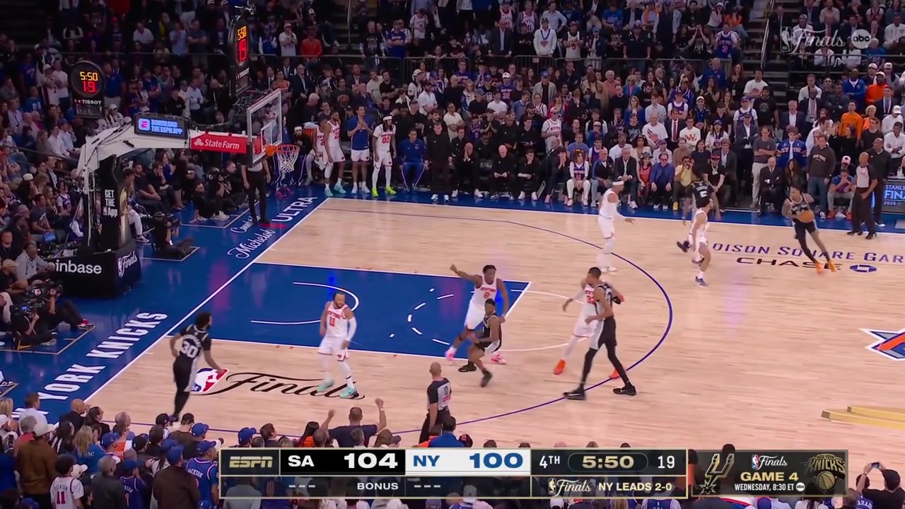 Victor Wembanyama taps in the alley-oop lob by De'Aaron Fox despite the pressure30 Points for Wemby