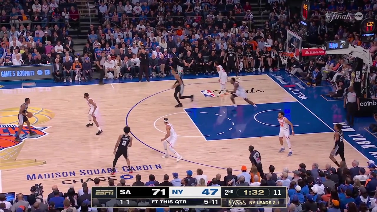 Victor Wembanyama taps to himself the alley-oop lob by Fox and banks it in with the same hand16 Points for Wemby