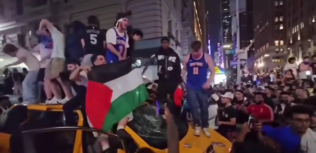 Knicks fans smash a yellow cab after the Knicks beat Spurs in GAME 4