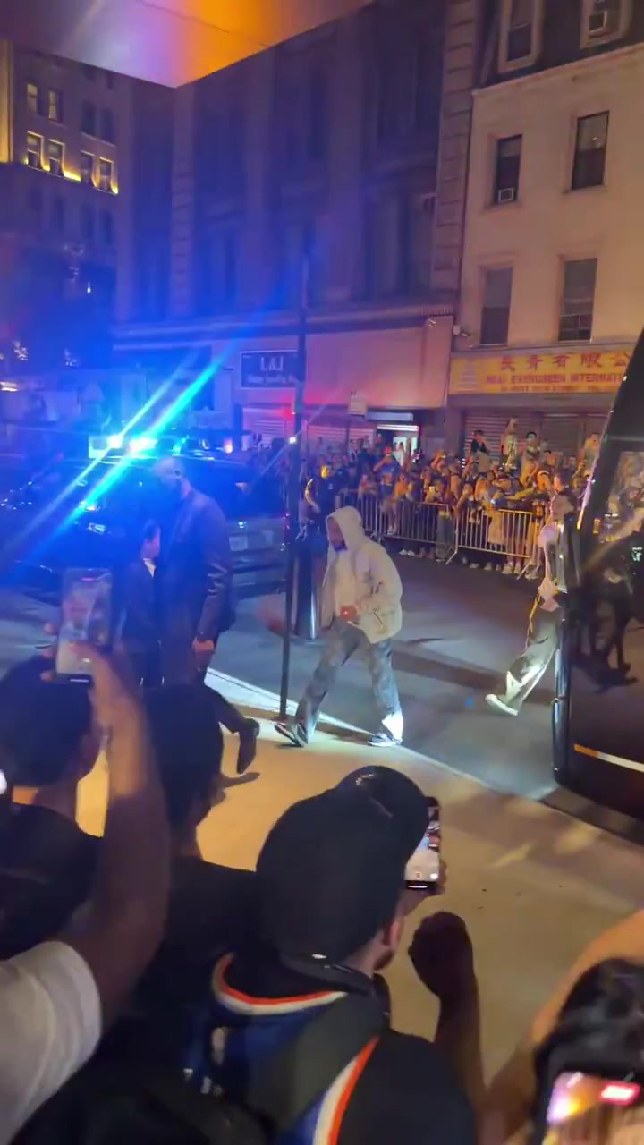Knicks fans are back at it with throwing stuff at Wemby and the Spurs as they arrive at their hotel