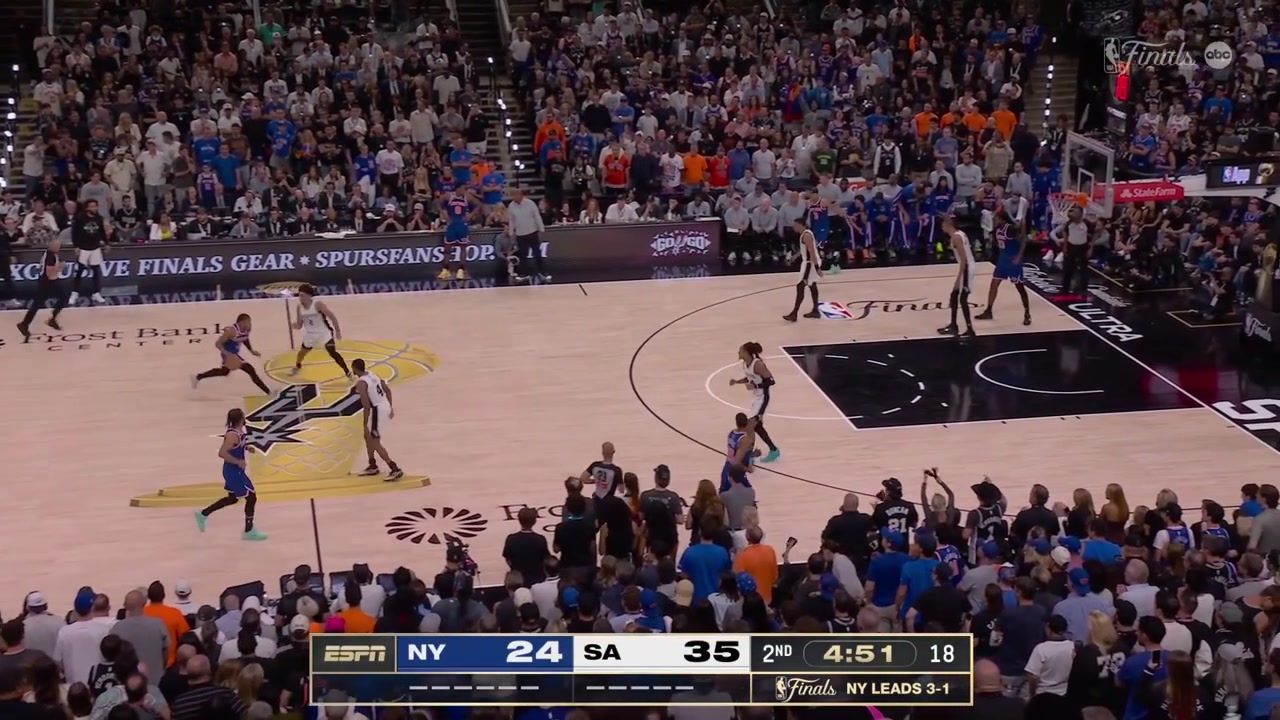Jalen Brunson hits the pullup jumper over De'Aaron Fox to give him 13 points
