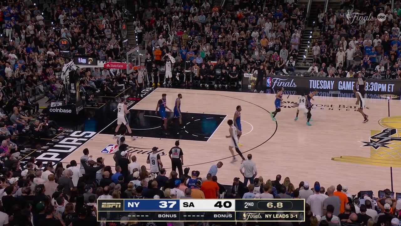 Devin Vassell hits the double pump jumper buzzer-beater to end the 1st half with a replay