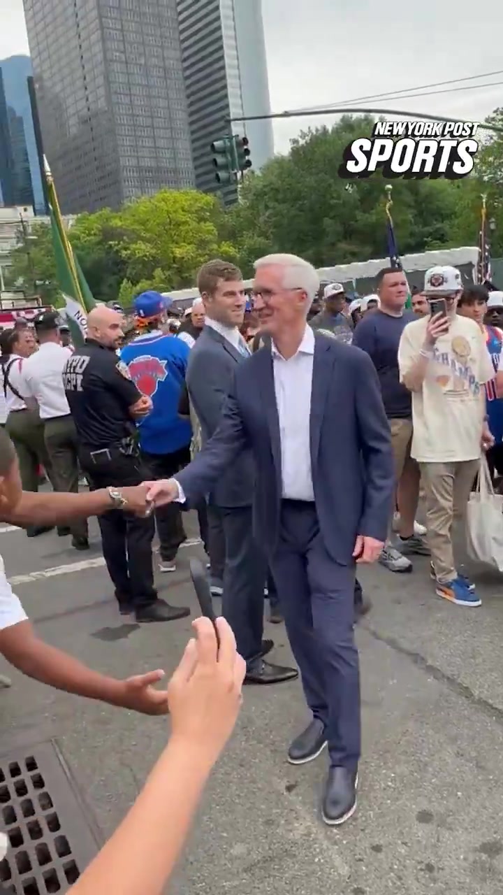 Mike Breen has arrived to the Knicks parade Bang