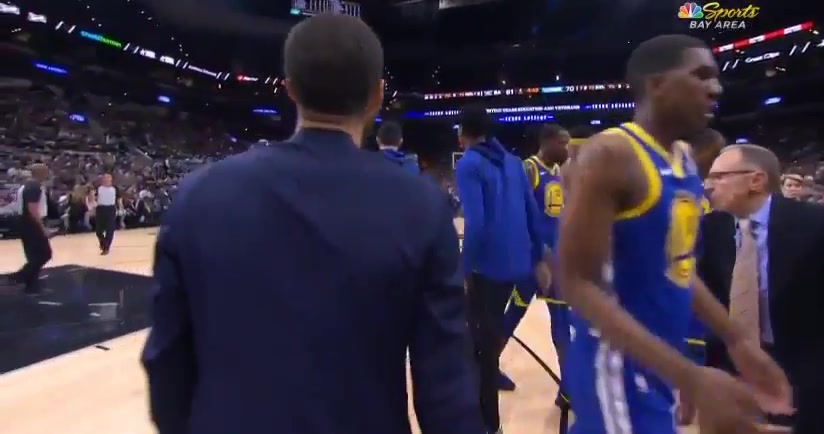 Steph Curry doesn't like it when Zaza Pachulia tickles the base of his cranium