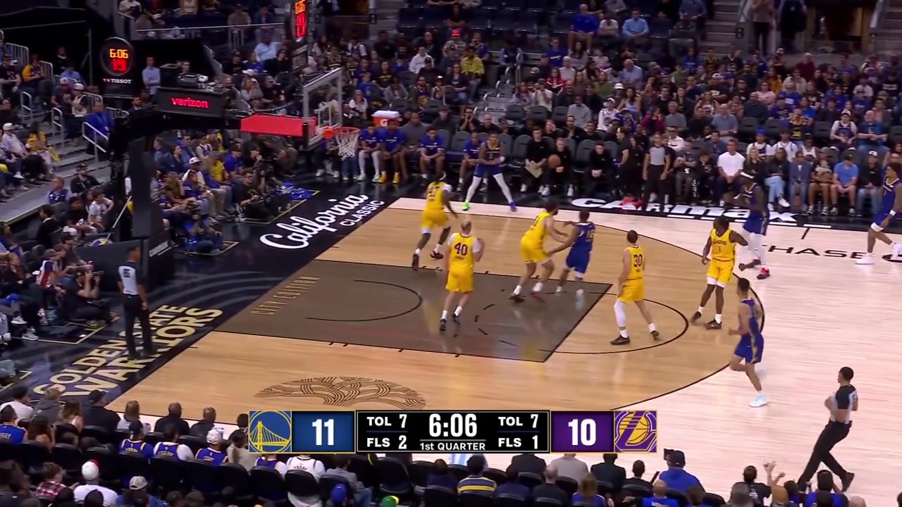 Yaxel Lendeborg hits his 2nd 3-pointer of the night