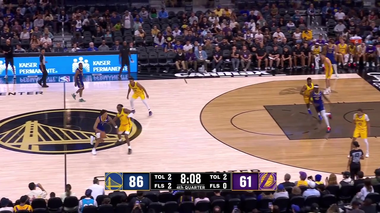 Yaxel Lendeborg finds Graham Ike for the driving layupYaxel's 5th assist of the night