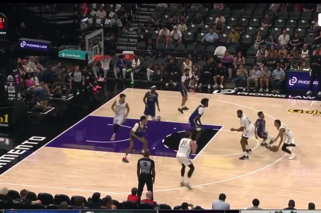Mikel Brown Jr gets vertical and hits the TOUGH floater over his defender