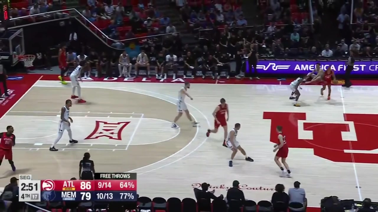 Jacob Toppin skywalking for the alley-oop dunk off a lob by Henri Veesaar with replays
