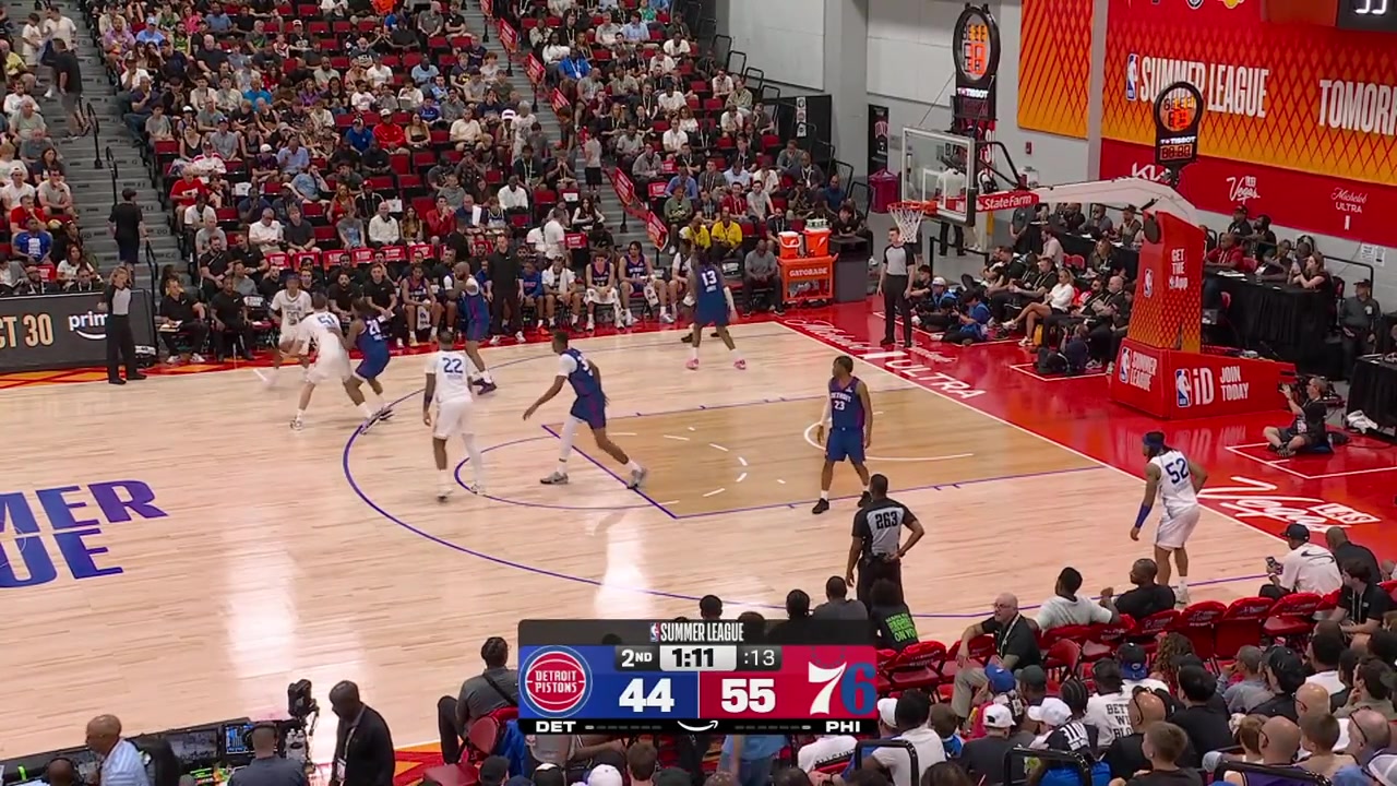 Johni Broome dunks it over two players with replays