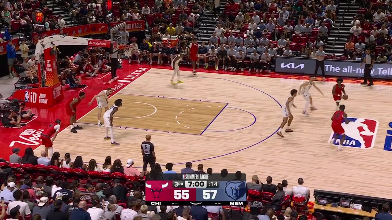 Caleb Wilson turns the ball Zach Cleveland picks the ball and finds Cameron Boozer for the powerful two-handed slam with a replay