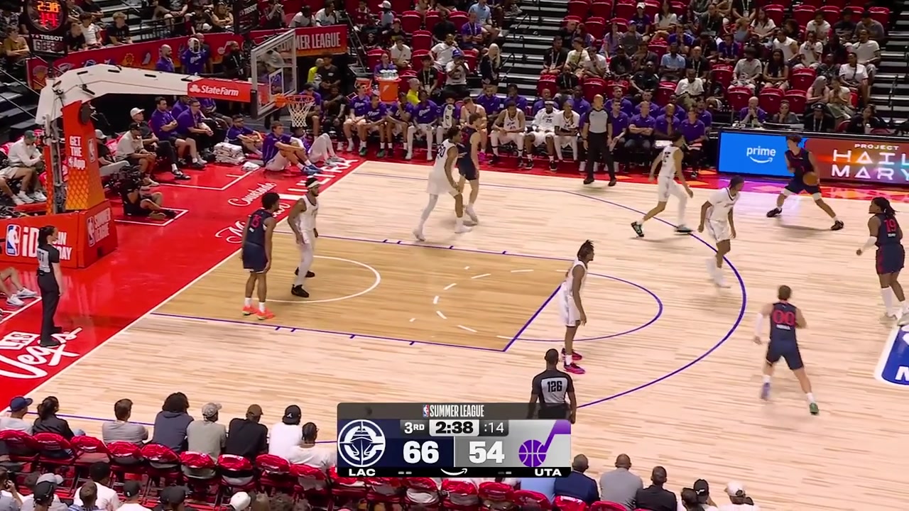 Keaton Wagler spins into a quick mid-range jumper