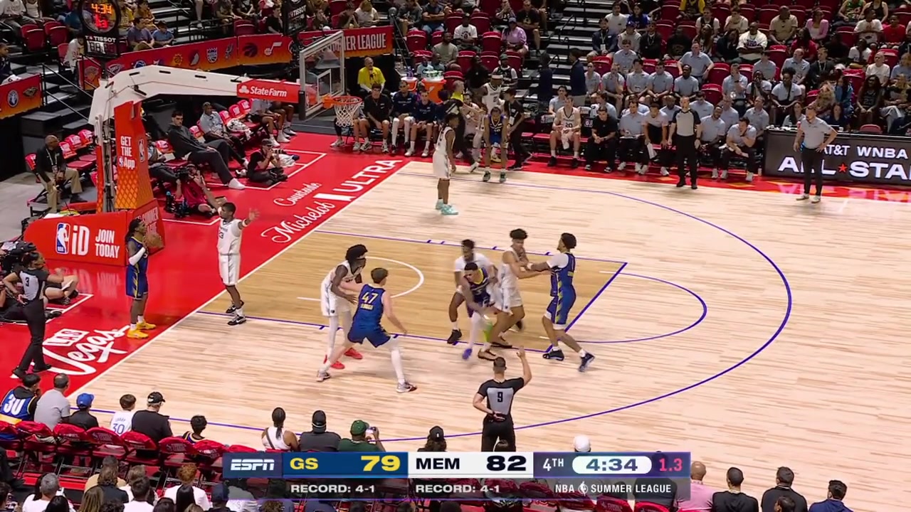 Cameron Boozer with the rebound and excellent outlet pass to Prosper for the easy clutch bucket