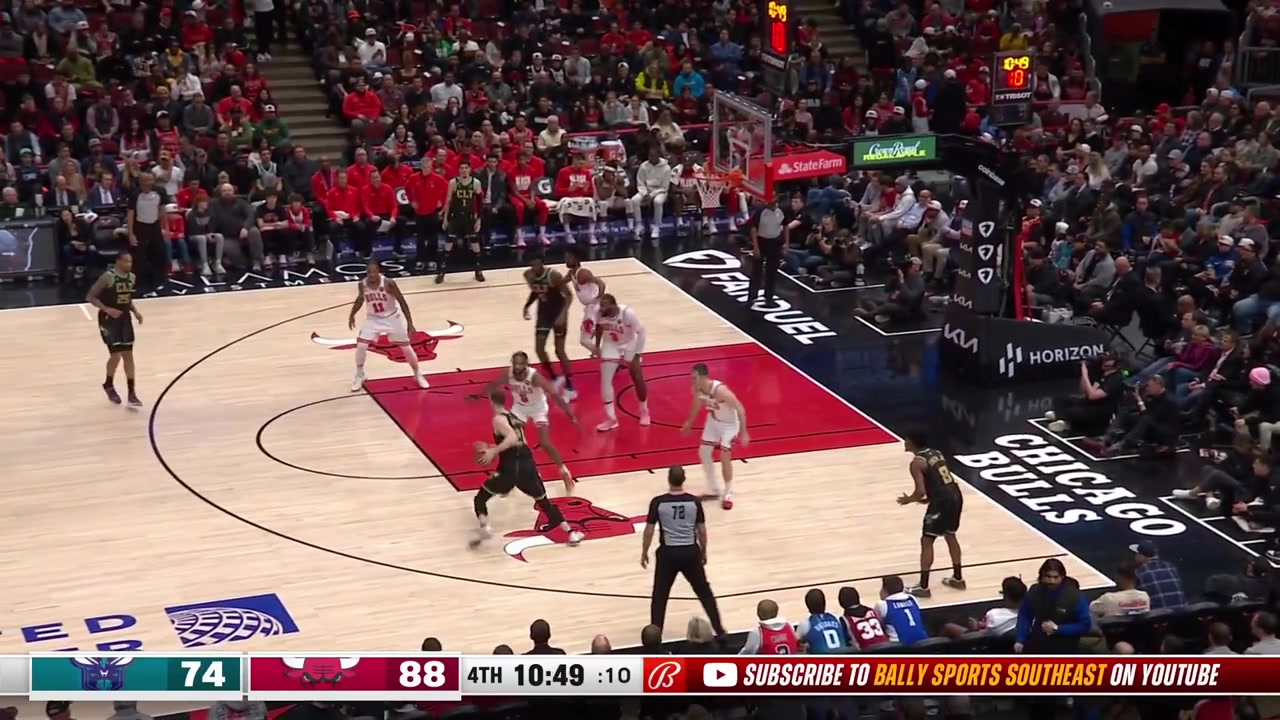Dennis Smith Jr with an absolute nasty poster dunk over DeMar DeRozan Andre Drummond with replaysHornets and Bulls commentary 222023